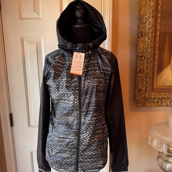 Under Armour Women's Black and Gray Patterned Windbreaker NWT - Picture 1 of 15